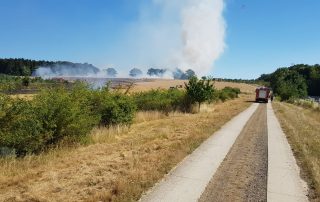2018-07-06 Stoppelfeld brennt in Pente