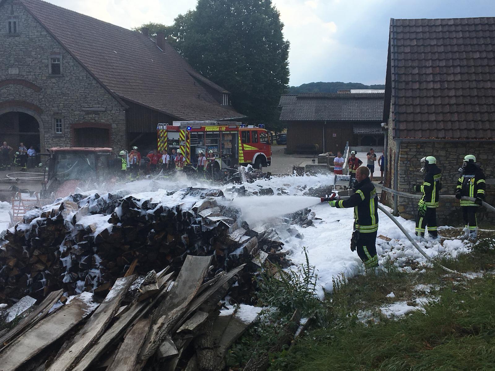 2018-07-28 Holzstapel brennt zwischen 2 Gebäuden